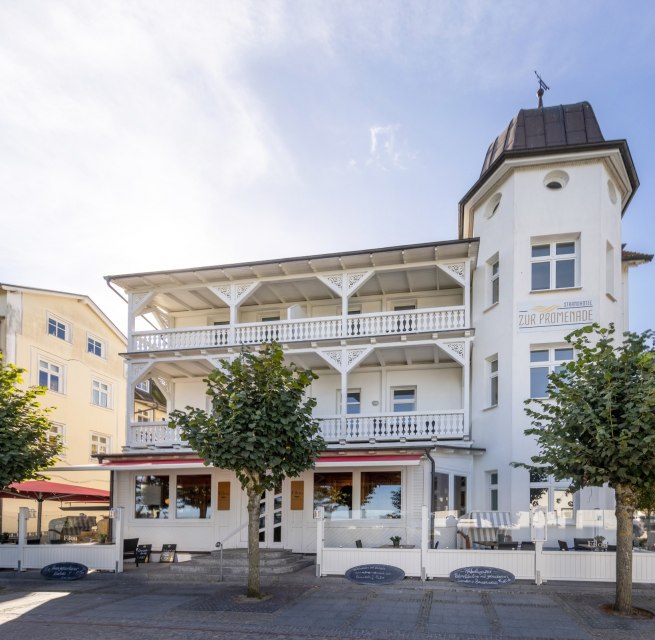 Au&szlig;enansicht mit Terrasse // &copy; Strandhotel zur Promenade