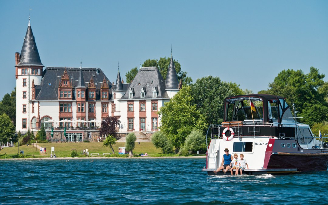 Met de woonboot op de Müritz voor kasteel Klink, © Yachtcharter Schulz