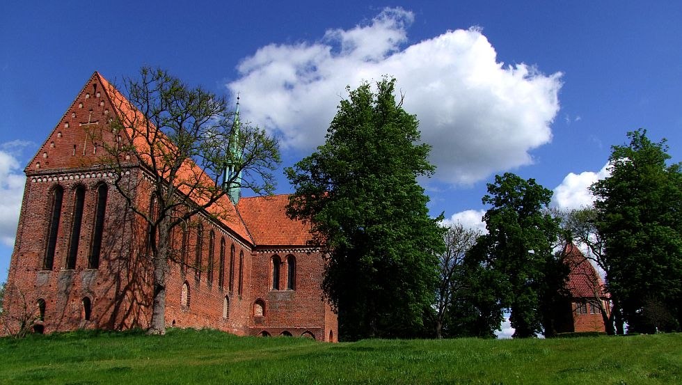 Het voormalige klooster Sonnenkamp ligt aan het Neukloster meer. // © Stadt Neukloster/Tom Clauß Het voormalige klooster Sonnenkamp ligt aan het Neukloster meer. // © Stadt Neukloster/Tom Clauß
