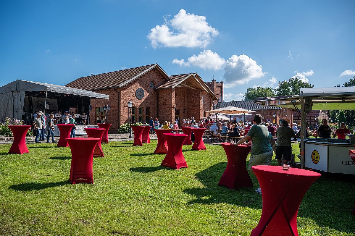 Distillery festival Gut Schwechow // &copy; Schwechower Obstbrennerei GmbH