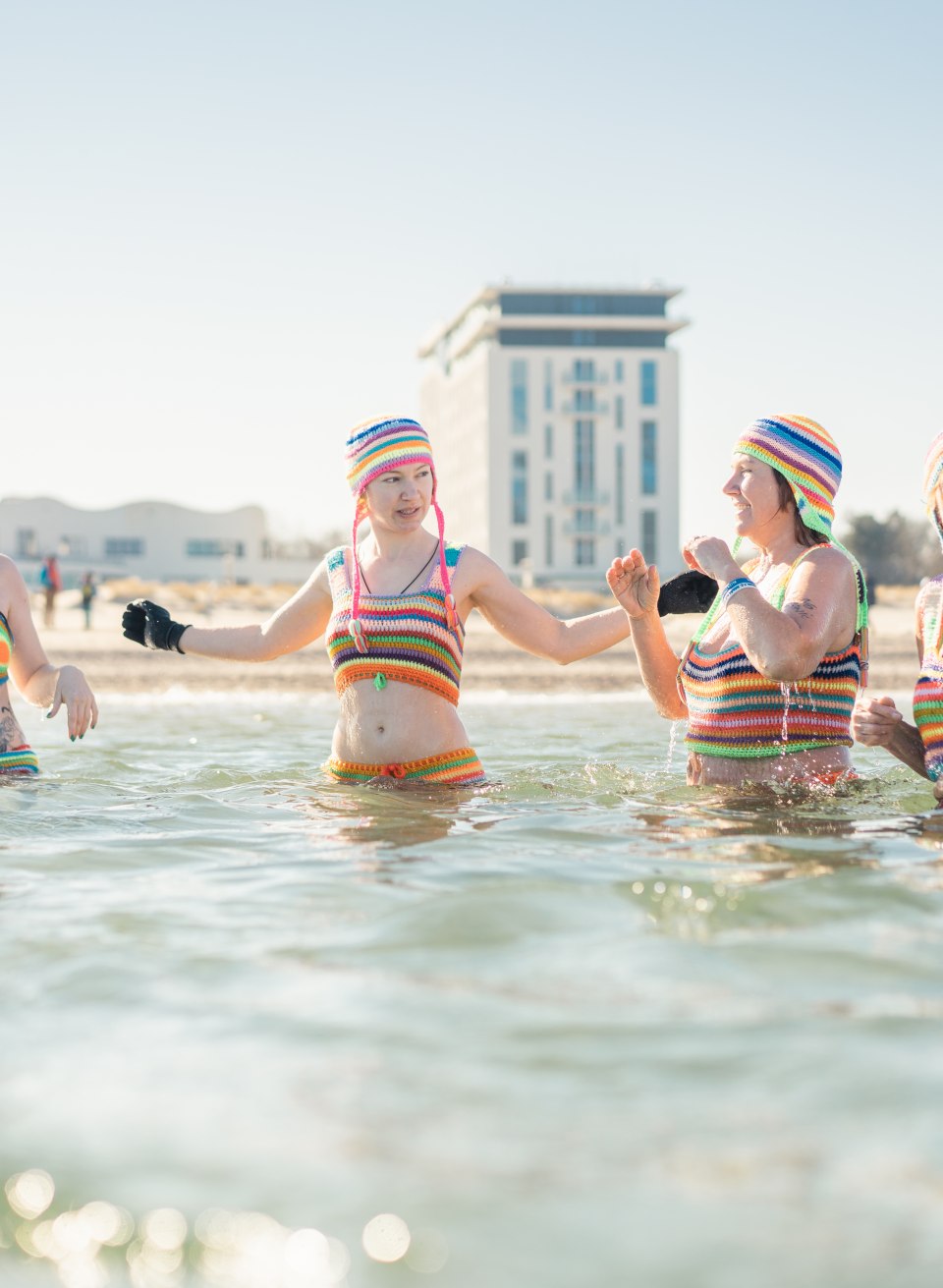 Kąpiel lodowa w towarzystwie na plaży Warnemünde zimą., © TMV/Gross