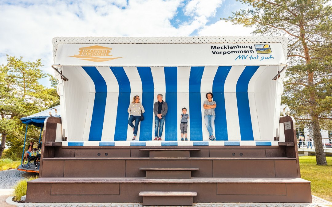 XXL strandstoel op de promenade in de kustplaats aan de Oostzee Heringsdorf op Usedom, © TMV/Tiemann