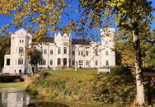 Schloss Schlemmin Frontansicht Herbst // &copy; Schloss Schlemmin