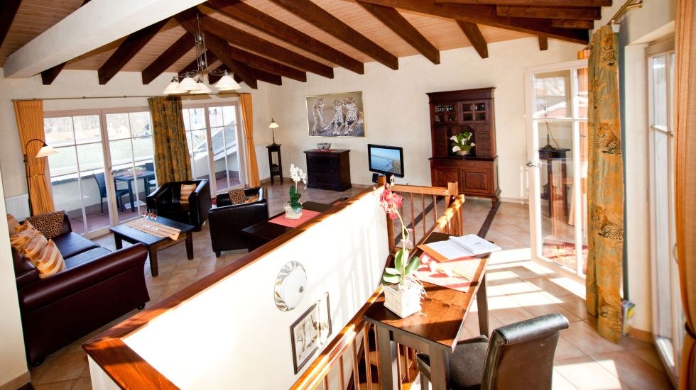 Zicht op de woonkamer in Penthouse 26, © Residenz Seestern, Banse & Klaus GbR