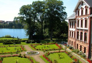 Hotel Am Tiefwarensee ligt in een parklandschap en een grote showtuin., © Torsten Rassmann