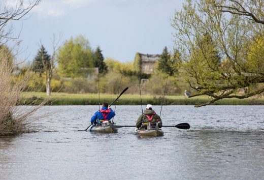 Langs hangende takken en de nabijgelegen dijk naar de beste visplekken, &copy; TMV/L&auml;ufer