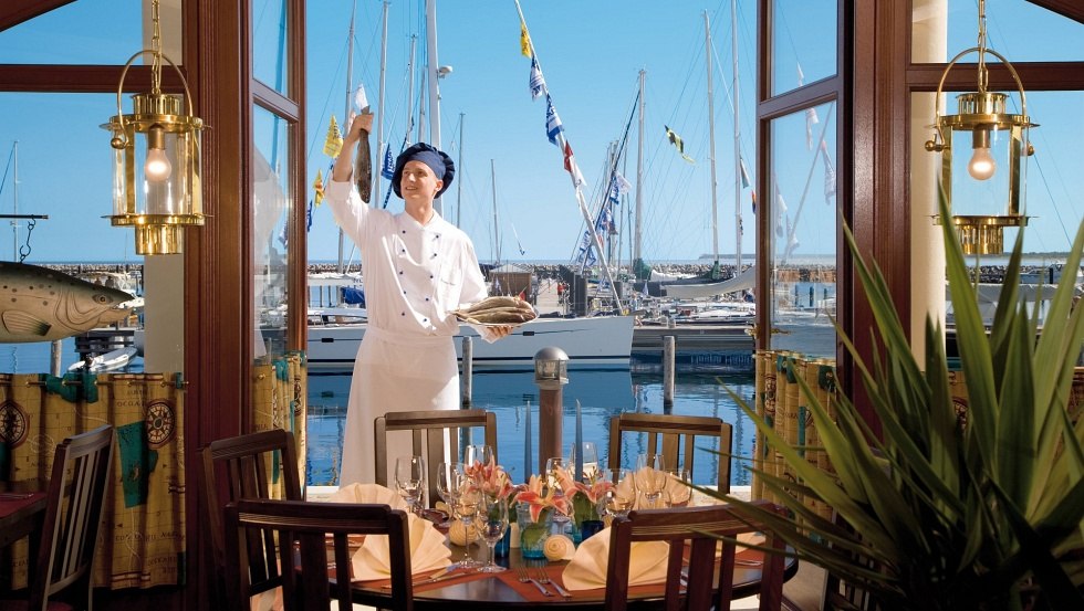 Een van de zes culinaire hoogtepunten op Hohe Düne: het visrestaurant Newport Fisch // © Yachthafenresidenz Hohe Düne, www.hohe-duene.de Een van de zes culinaire hoogtepunten op Hohe Düne: het visrestaurant Newport Fisch // © Yachthafenresidenz Hohe Düne, www.hohe-duene.de