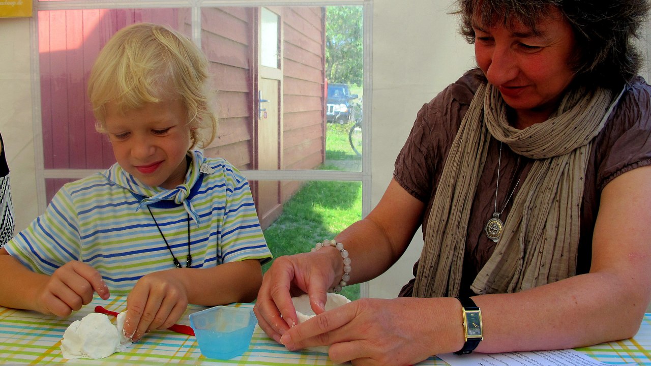 Julius G&ouml;cke with his mother making pottery, &copy; Kurverwaltung Ahrenshoop &middot; Foto Andrea Kr&uuml;ger