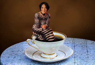 Staged with a touch of humor: Jacqueline Boulanger is a singer and judge on the show “Search for Grandma’s Most Beautiful Coffee Set!” // © Herrenhaus Brookhusen Staged with a touch of humor: Jacqueline Boulanger is a singer and judge on the show “Search for Grandma’s Most Beautiful Coffee Set!” // © Herrenhaus Brookhusen