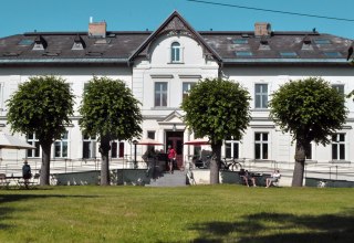 Das Gut Nisdorf - fr&uuml;her Rittergut, heute Biohotel - empf&auml;ngt auch sehr gerne Caf&eacute;g&auml;ste in unserem Gartencaf&eacute;. F&uuml;r unsere &Uuml;bernachtungsg&auml;ste - und nach Vorbestellung auch f&uuml;r Tagesg&auml;ste - haben wir ein &uuml;ppiges Fr&uuml;hst&uuml;cksbuffet und Abendessen - auch alles 100% bio. Rufen Sie uns an! // &copy; Achim Ecker