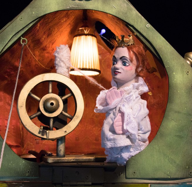 &copy; TOG (aus dem St&uuml;ck "Dornr&ouml;schen und Fr&auml;ulein Lieselotte" von Theater Maskotte; Foto: Hans Wander und Hektor Bazo)