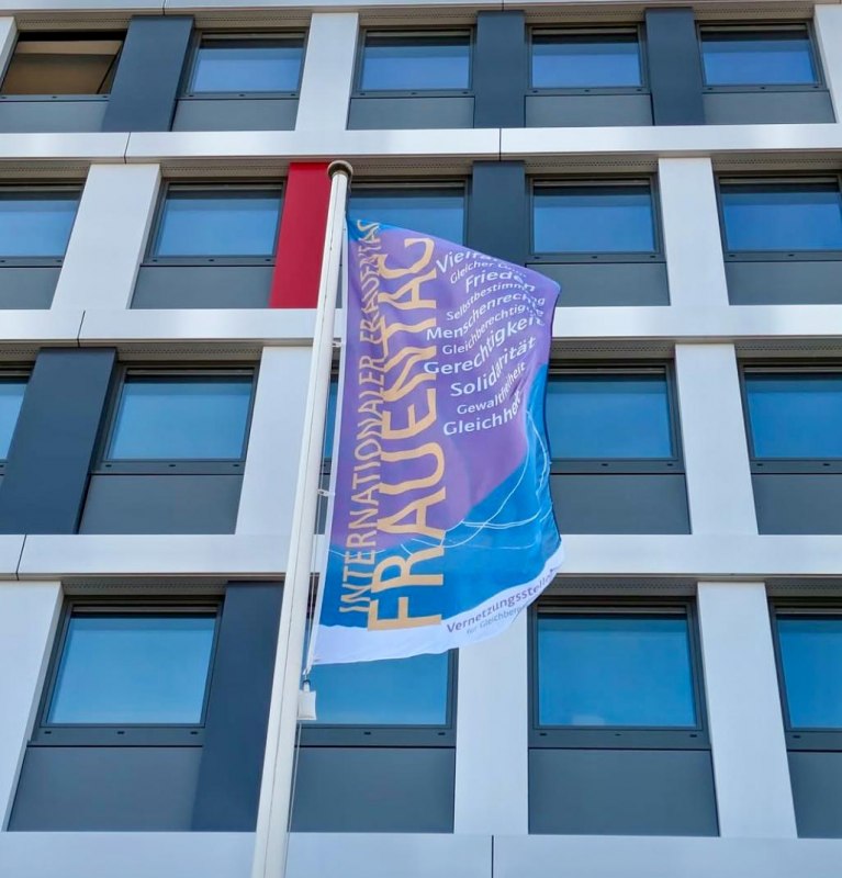 Vlag hijsen op het gemeentehuis, &copy; Vier-Tore-Stadt Neubrandenburg