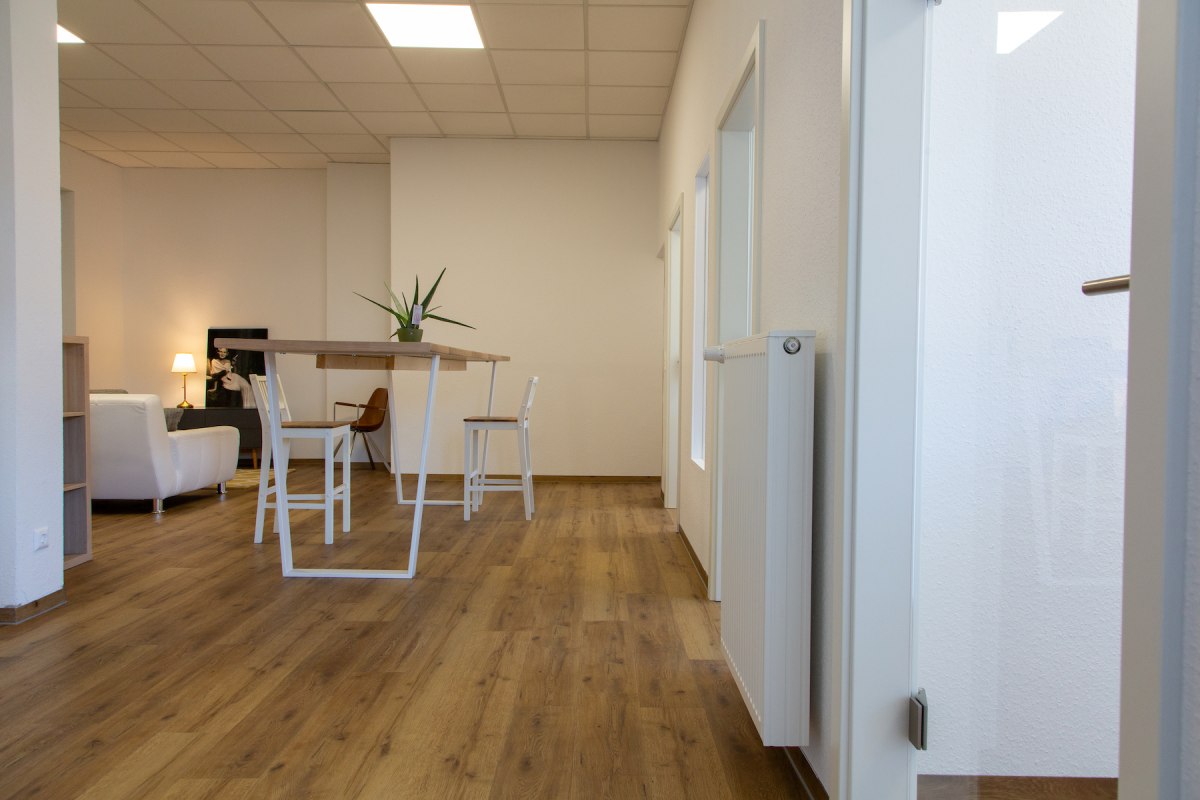 Jasny wsp&oacute;lny pok&oacute;j w przestrzeni coworkingowej, &copy; Janosh Sagawe