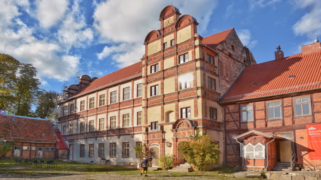 Zachodnia fasada zamku Gadebusch po renowacji dekoracji z terakoty., © Tourismusverband Mecklenburg-Schwerin