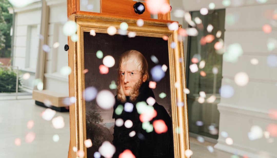 Confetti vliegt voor het schilderij van Caspar David Friedrich - 250 jaar