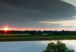 Sunrise on the Elbe between D&ouml;mitz and R&uuml;terberg // &copy; LerchUlmer