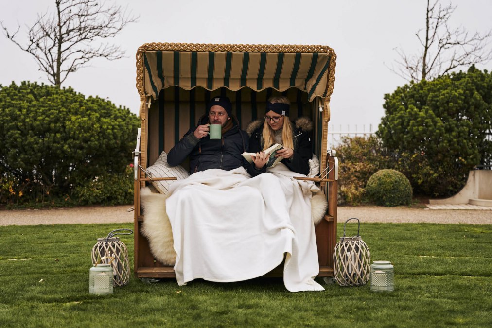 Nawet zimą można zrelaksować się przy gorącym napoju na leżaku plażowym, © Arne Nagel