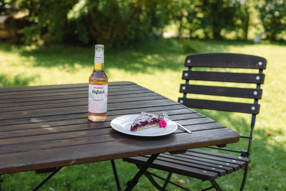 Our café at Gut Glück welcomes you with homemade cakes, hot and cold drinks, snacks and ice cream - all 100% organic, of course. // © Karolin Vossbeck Our café at Gut Glück welcomes you with homemade cakes, hot and cold drinks, snacks and ice cream - all 100% organic, of course. // © Karolin Vossbeck