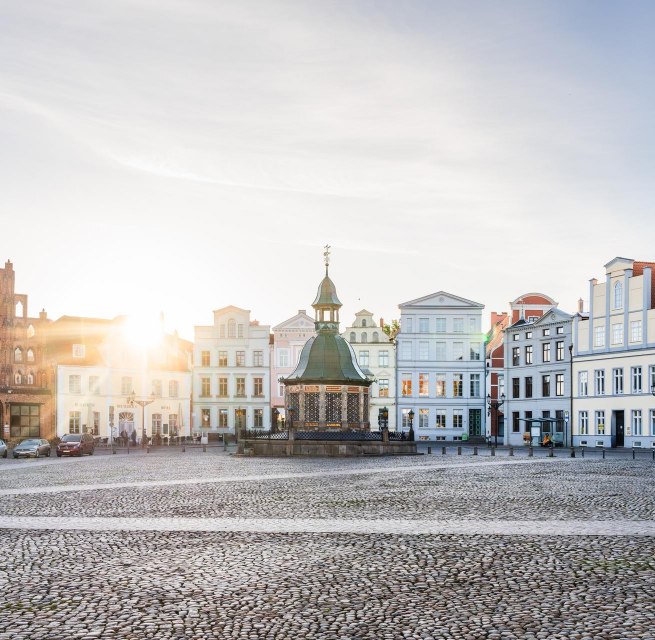 Marktplatz mit Wasserkunst in der Hansestadt Wismar zum Sonnenaufgang // &copy; MV-T/Gross
