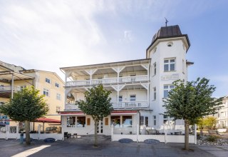 Außenansicht mit Terrasse // © Strandhotel zur Promenade Außenansicht mit Terrasse // © Strandhotel zur Promenade
