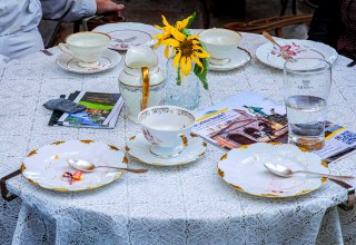 Historisches Kaffeegeschirr beim Tag des offenen Denkmals: Aus überlassenen Porzellanschätzen soll die Brookhusener Kaffeetafel wachsen. // © Herrenhaus Brookhusen Historisches Kaffeegeschirr beim Tag des offenen Denkmals: Aus überlassenen Porzellanschätzen soll die Brookhusener Kaffeetafel wachsen. // © Herrenhaus Brookhusen