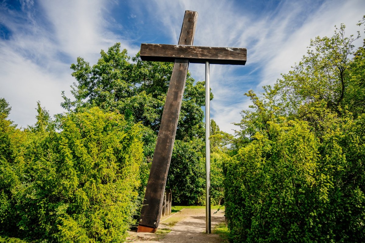 Supported cross at the entrance to the Fünfeichen memorial site // © Christian Thiele Supported cross at the entrance to the Fünfeichen memorial site // © Christian Thiele