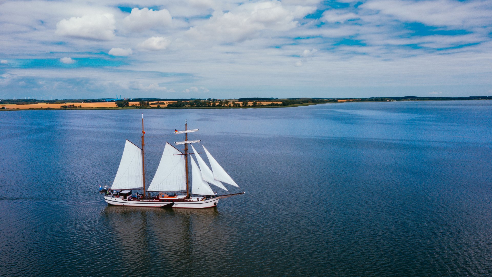 De historische tweemaster "Weisse Düne" glijdt over de wateren van West-Pommeren., © TMV/Friedrich
