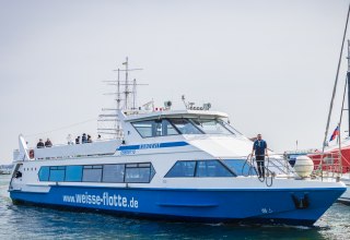 Punkt orientacyjny wyspy Hiddensee.
Jeśli odwiedzasz wyspę Hiddensee, po prostu nie możesz jej przegapić: latarnia morska Dornbuch!, © Weiße Flotte GmbH