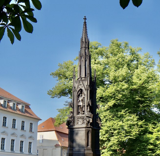 Das Rubenowdenkmal steht auf dem Rubenowplatz vor dem Hauptgebäude der Universität Greifswald. // © Gudrun Koch Das Rubenowdenkmal steht auf dem Rubenowplatz vor dem Hauptgebäude der Universität Greifswald. // © Gudrun Koch