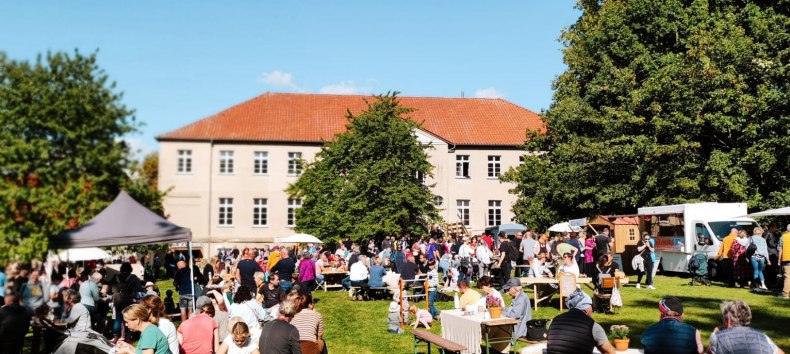 Country market in the Klocksin estate park, © Isabel Höpner