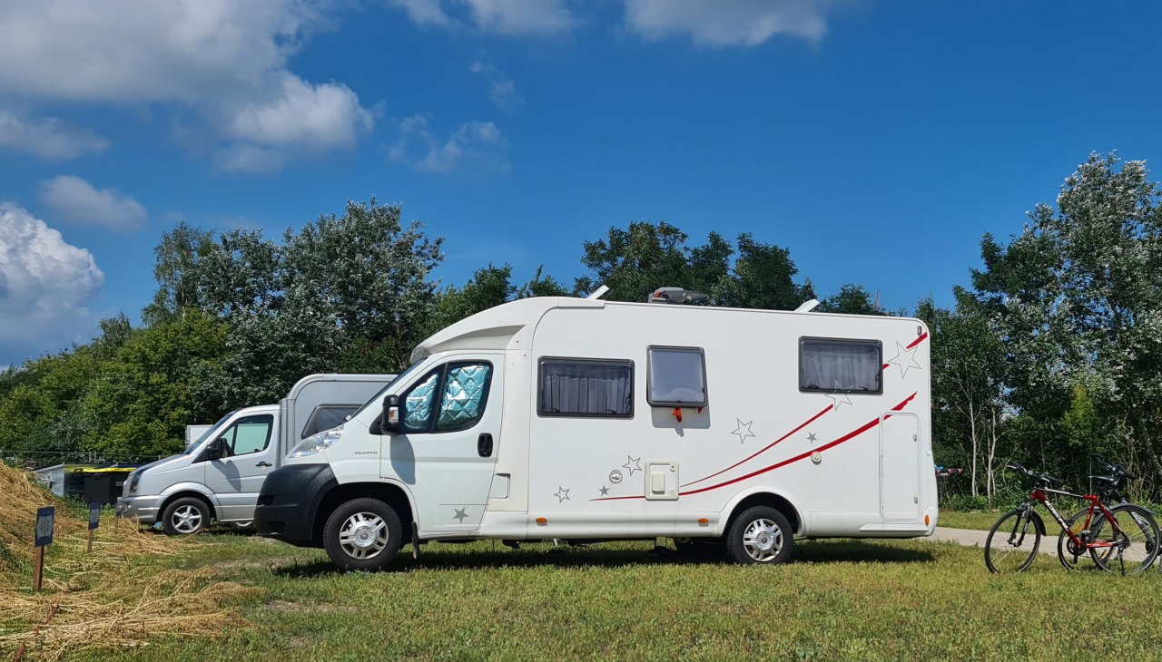 Motorhome parking directly near the Marina M&uuml;ritz, &copy; KUHNLE-TOURS