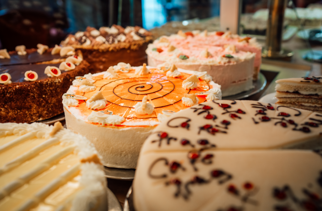2025-04-24 14_12_11-Kuchen im Café Prag in Schwerin_1.jpg - IrfanView (Zoom_ 1569 x 1046), © TMV/ Tiemann