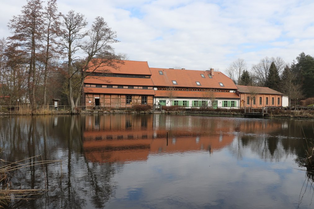 Van rechts naar rechts: huidige molen 1800; oude molen 1524, huidige herberg; uitbreiding van de hal 1895; huis; 1524, huidige herberg,, © Oskar Gladis, Wassermühle Hanshagen e.V.