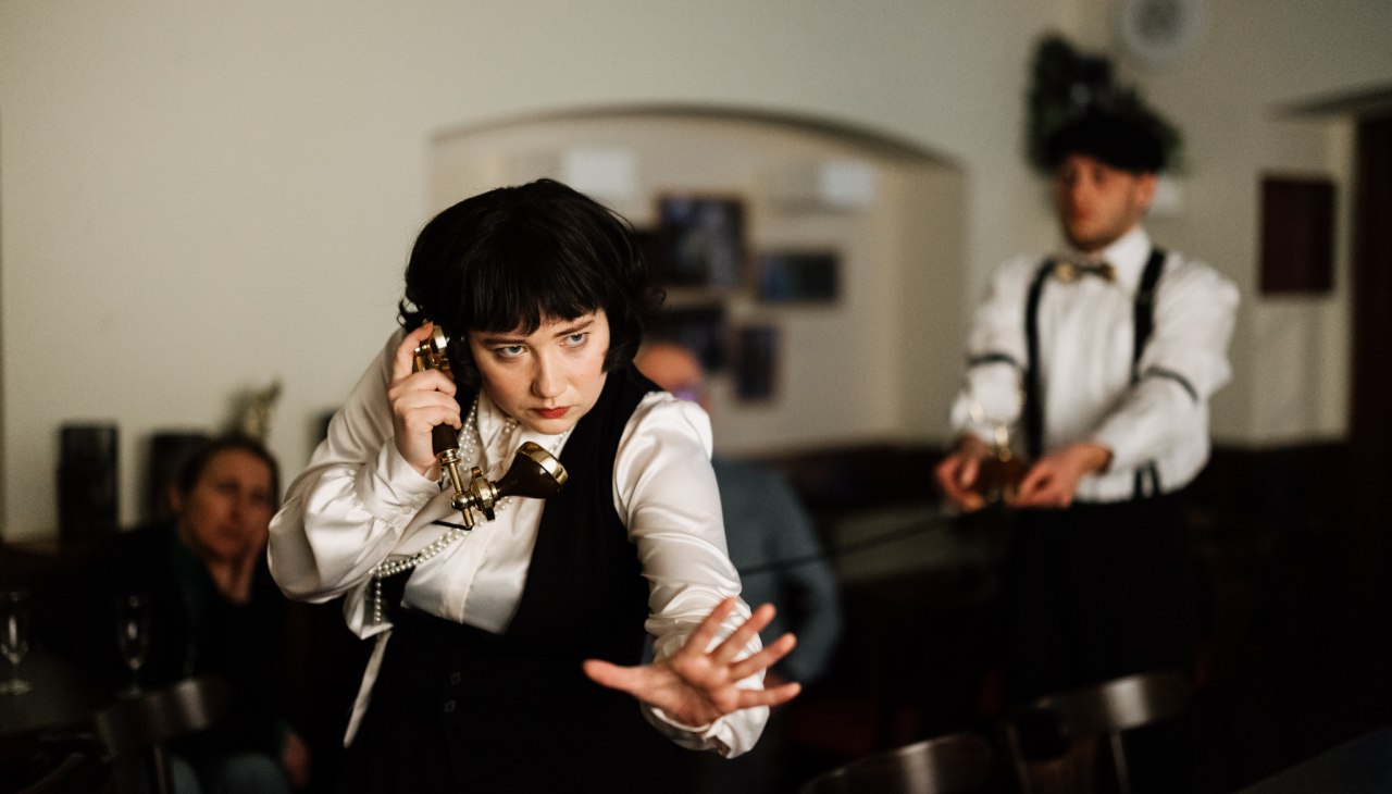 "Jeszcze jedno martini i będę leżał pod gospodarzem"., © TOG (Foto: Theresa Lange) "Jeszcze jedno martini i będę leżał pod gospodarzem"., © TOG (Foto: Theresa Lange)