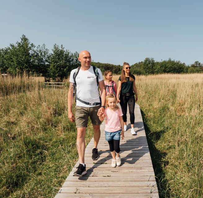 In het Nationaal Park Vorpommersche Boddenlandschaft gaat het gezin op een spannende ontdekkingstocht midden in de ongerepte natuur. // © MV-T/Petermann In het Nationaal Park Vorpommersche Boddenlandschaft gaat het gezin op een spannende ontdekkingstocht midden in de ongerepte natuur.