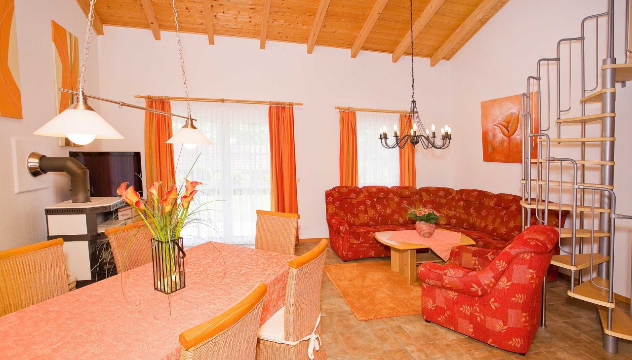 Gezellige woonkamer met houtkachel, © Ringfoto Steindorf-Sabath