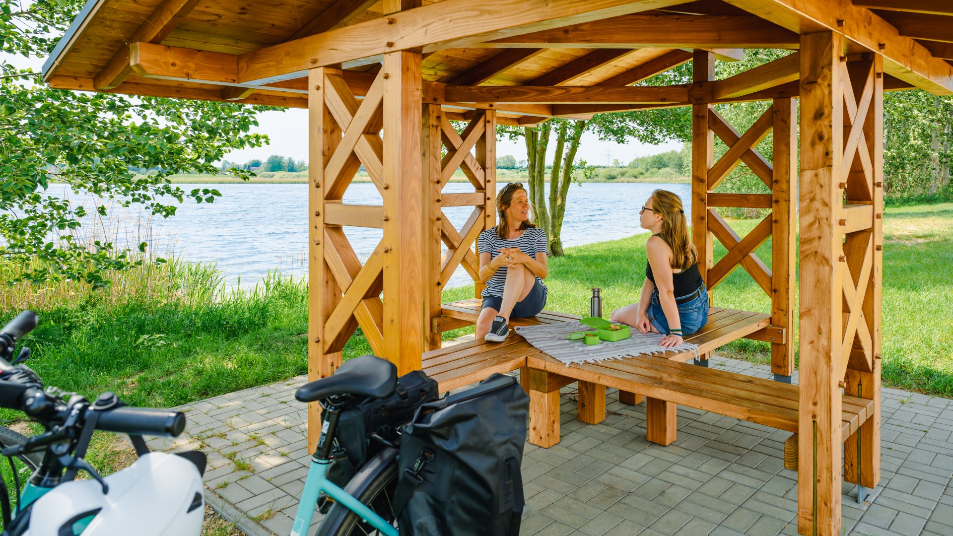 Perfect for a break: shady spot by Lake Jabel, © TMV/Tiemann Jabelscher See rest area - mother and daughter have a picnic