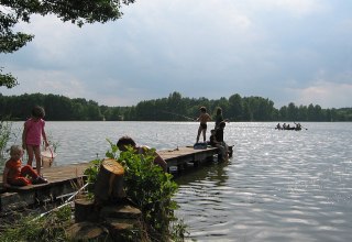 Fishing children at the jetty of the witch's wood at the Jamel Lake // © Hexenwäldchen Fishing children at the jetty of the witch's wood at the Jamel Lake // © Hexenwäldchen