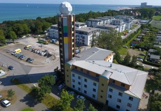 Warnem&uuml;nde Youth Hostel ligt direct aan het strand in de populaire kustplaats aan de Oostzee. // &copy; DJH MV