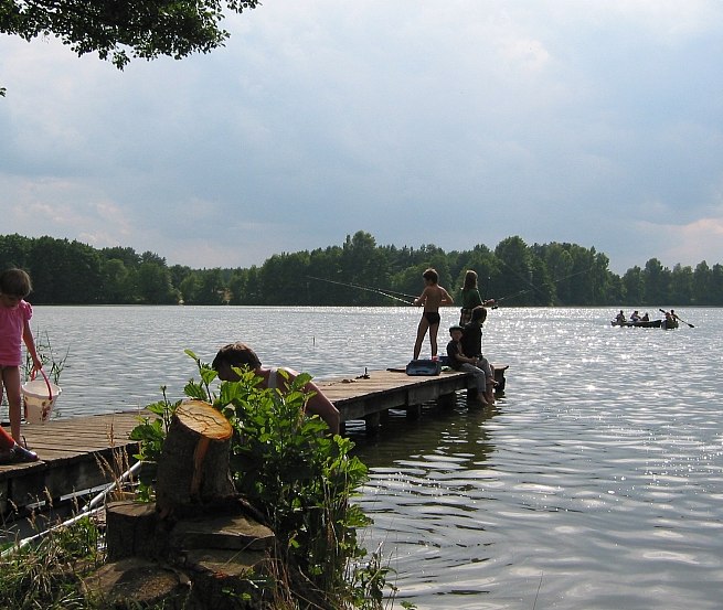 Fishing children at the jetty of the witch's wood at the Jamel Lake, © Hexenwäldchen