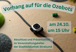 Biały Ozobot jedzie na czarnej linii; napis: Kurtyna w górę dla Ozobotów 24 października o 15:00 - zakończenie i prezentacja w piwnicy biblioteki miejskiej w Stralsundzie., © Stadtbibliothek Stralsund