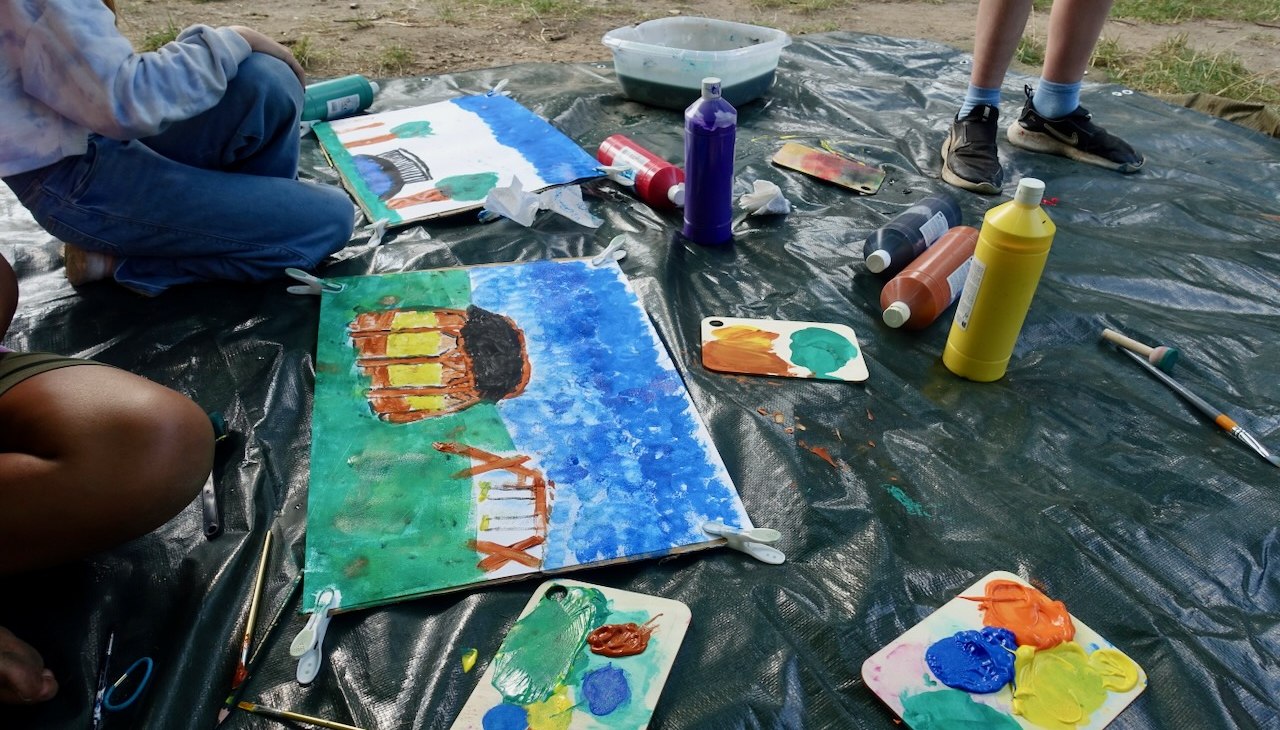 Painting at the construction playground, © Susanne Utech