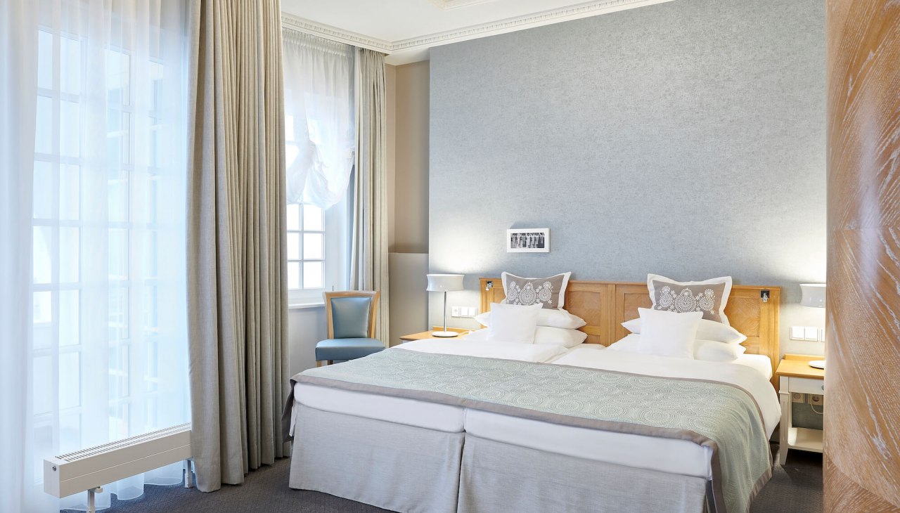Insight into a junior suite with lake view at the A-ROSA Kurhaus Binz, © Pocha
