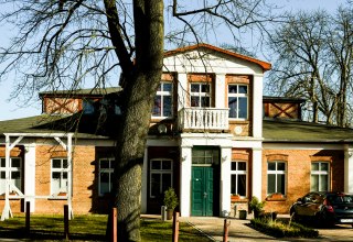 Exterior view of Theater Schiefe Ebene Neustrelitz // © Theater Schiefe Ebene Exterior view of Theater Schiefe Ebene Neustrelitz // © Theater Schiefe Ebene