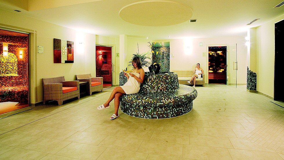 Zrelaksuj się i odpręż - w 6 różnych saunach każdy znajdzie odpowiednią temperaturę. // © AKZENT Waldhotel Göhren GmbH Zrelaksuj się i odpręż - w 6 różnych saunach każdy znajdzie odpowiednią temperaturę. // © AKZENT Waldhotel Göhren GmbH