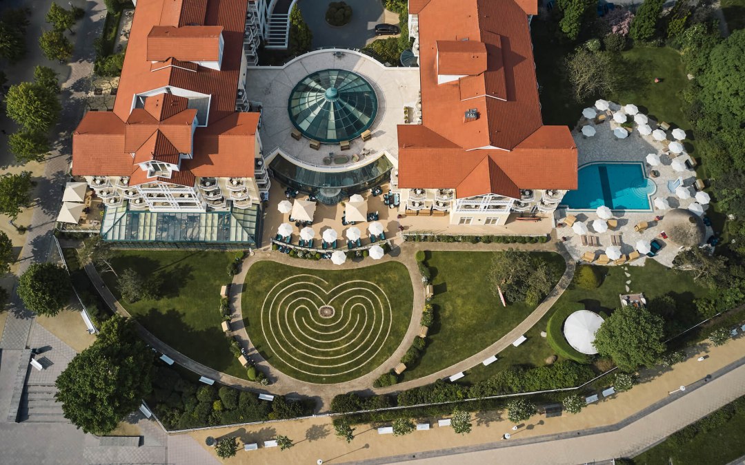 topshot-horizontale-mit-promenade-ostseehotel-kuehlungsborn, © Arne Nagel
