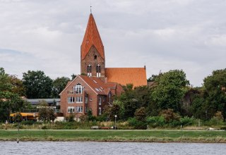 De Sint-Johanneskerk in Rerik, gezien vanaf het water. // © MV-T De Sint-Johanneskerk in Rerik, gezien vanaf het water. // © MV-T