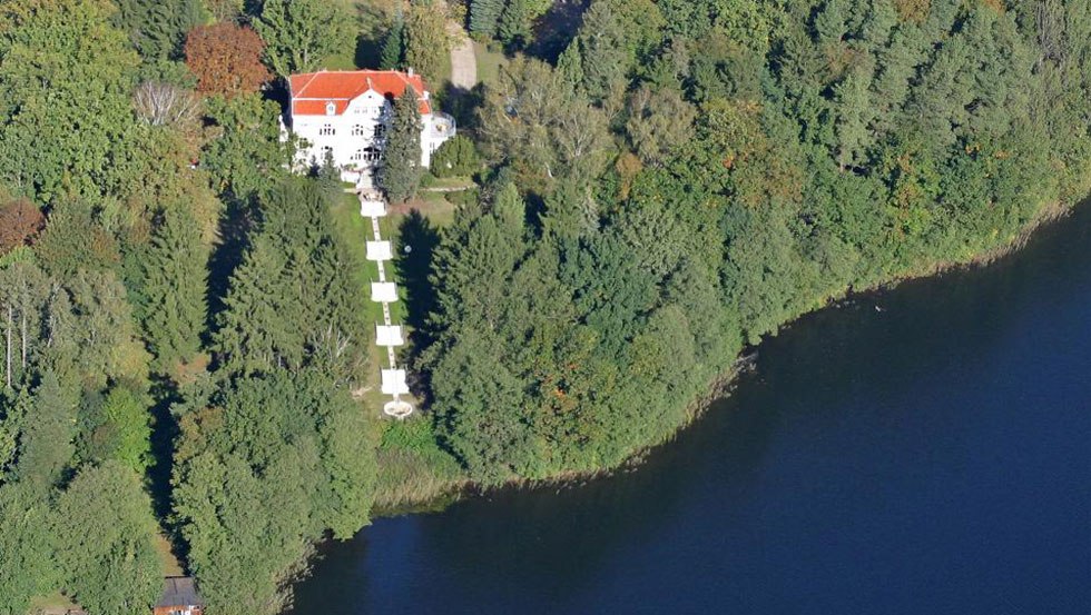 Luchtfoto van Drosedow Castle met park en meer, © Schloss Drosedow
