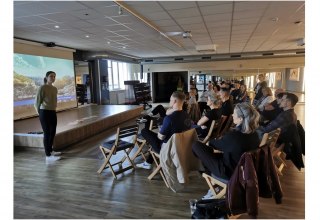Health lecture with interested listeners // &copy; Team Arinor