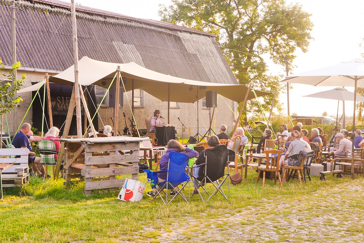 Czytanie w Kulturhof Letschow // &copy; Kulturhof Letschow e.V.